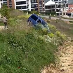 Bursa’da El Freni Çekilmeyen Otomobil Şarampole Uçtu