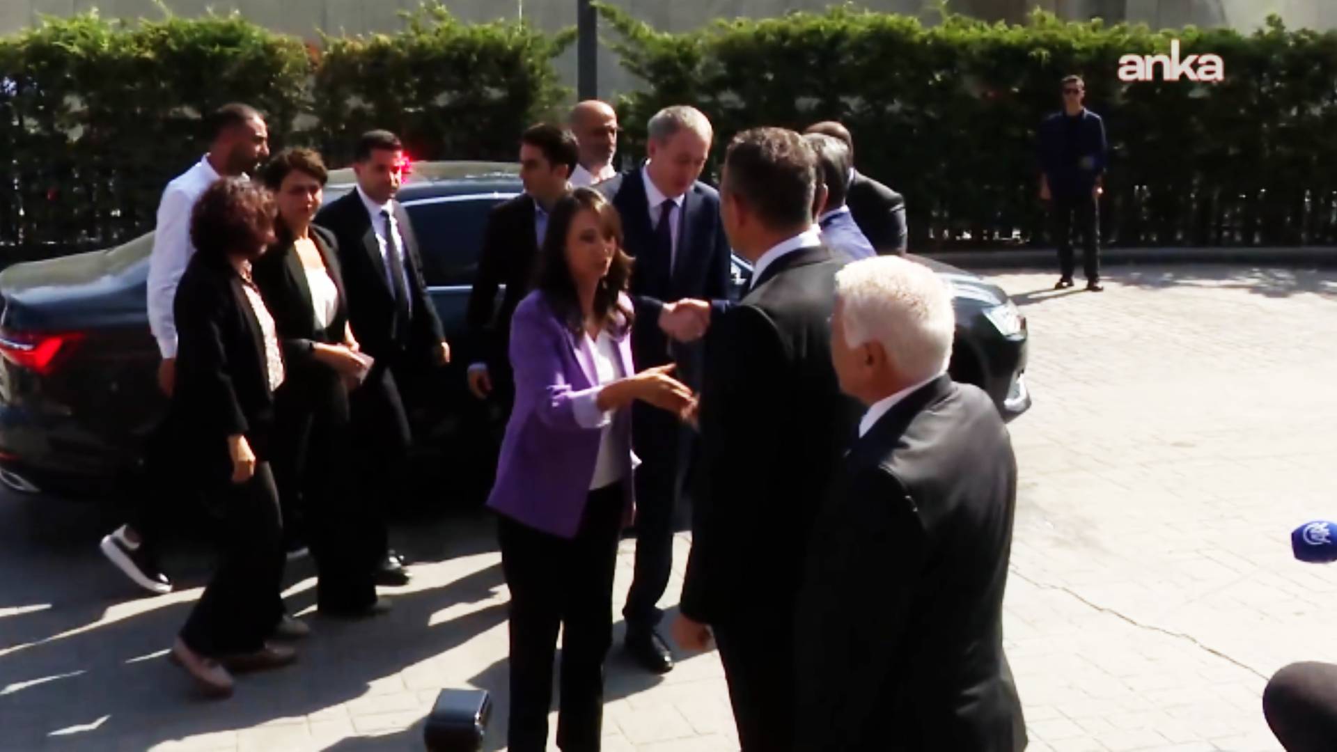 dem parti es genel baskanlarindan ozele destek ziyareti eski istanbul il baskanligina gittiler 9Z66YePJ