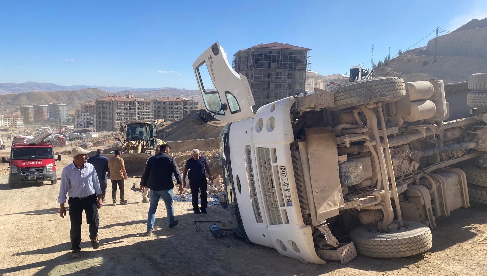 malatyada santiyede kamyon devrildi 1 yarali vSA5IIlC