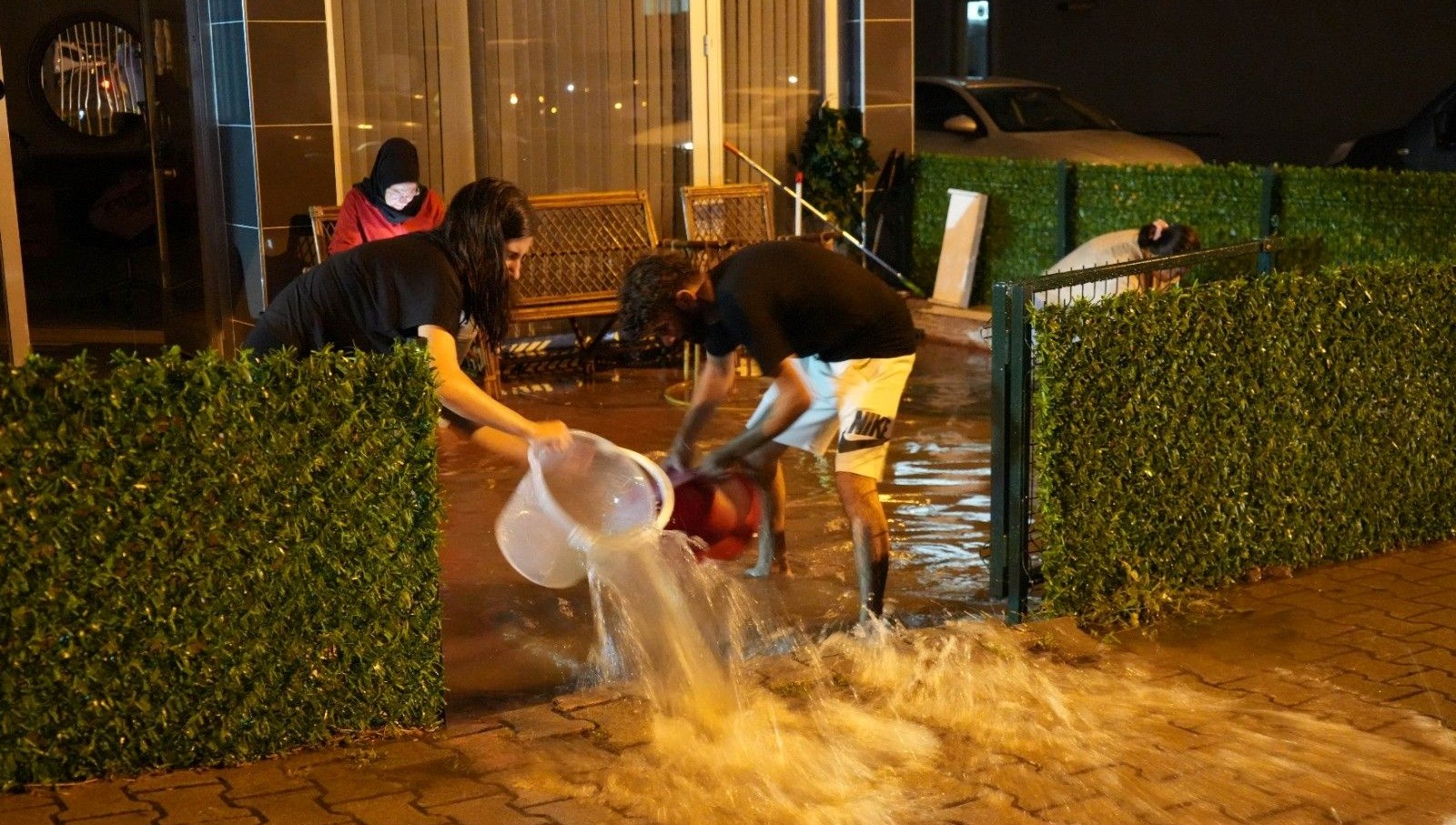 samsunda saganak hayati felc etti baziev ve is yerlerini su basti nK2GyuFE