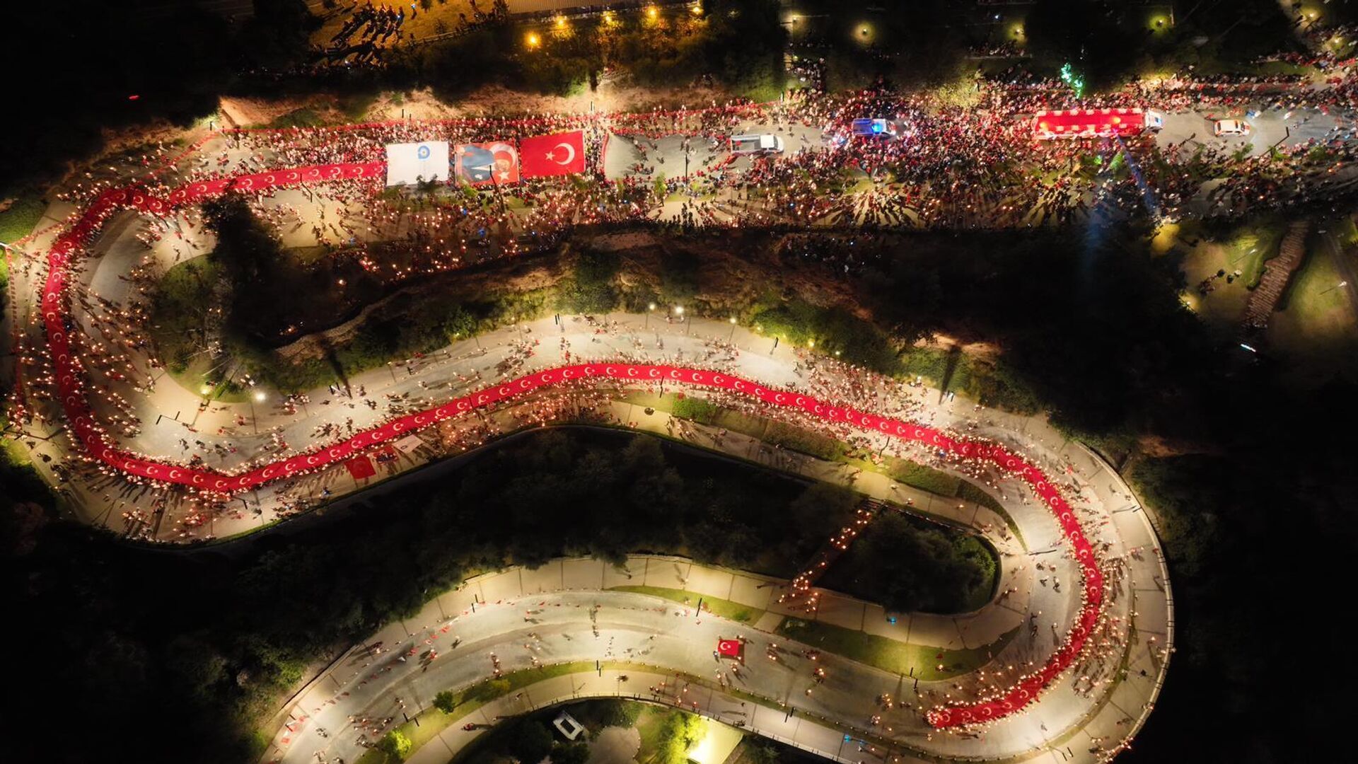 antalyada 400 metrelik dev turk bayragiyla yuruyus duzenlendi P41y6pUz.jpg