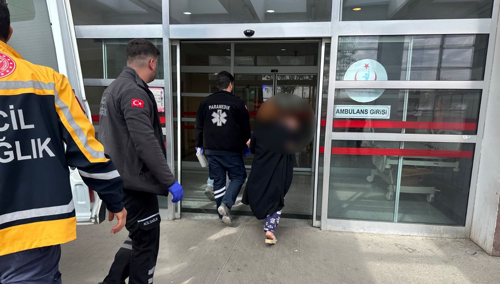 bebegin uzerine caydanlik devrildi AQVzcDiC.jpg