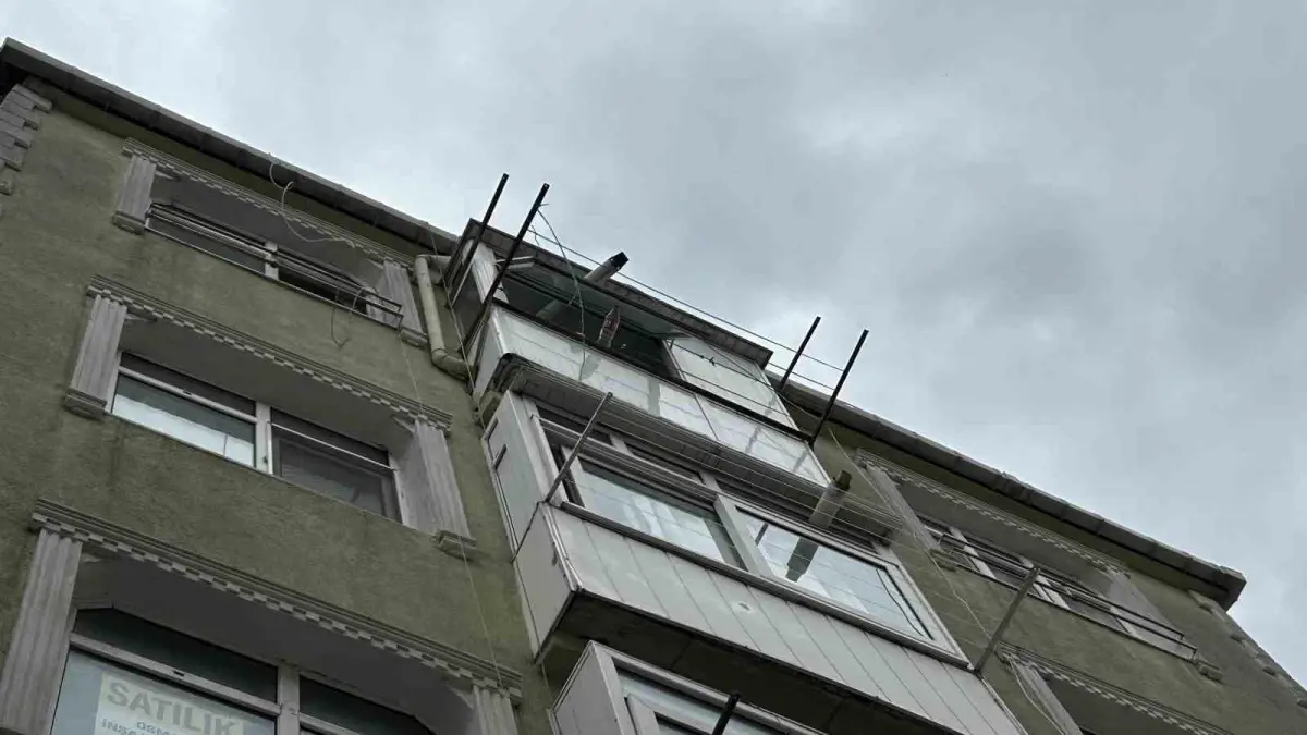 fatihte pencereden dusen kadin hayatini kaybetti whiyTEuN