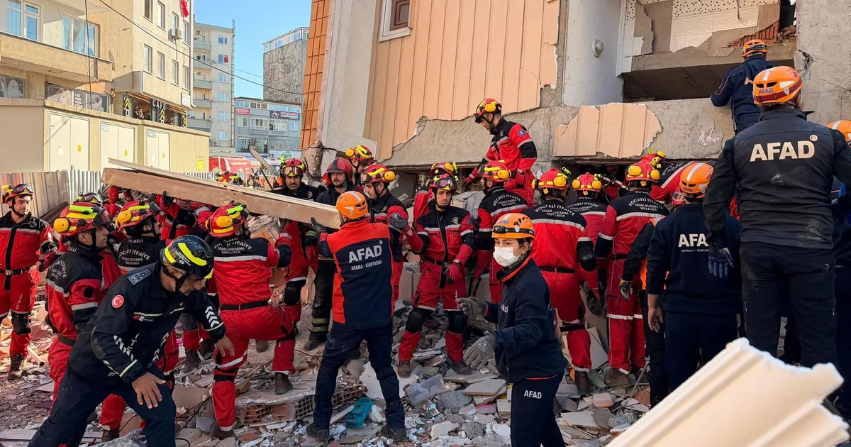 gebze enkazinda kurtarma suruyor 18 yasindaki dilara sag kurtarildi 2 cocuk hayatini kaybetti 3OZU43TK.webp