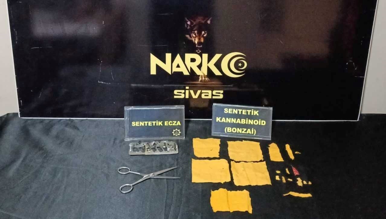 kagitlaraemdirilmis sentetik uyusturucu ele gecirildi KAbXG4Xe.jpg