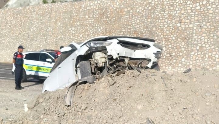 kontrolden cikan arac toprak yiginina carpti OhKEer9k