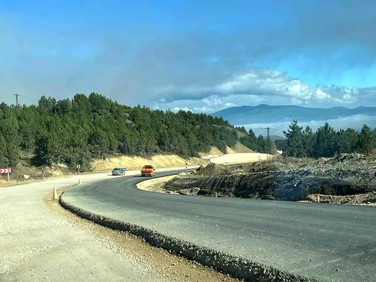 kutahyada tavsanli domanic devlet yolu calismalari hizla devam ediyor DQDXnt6k.jpg