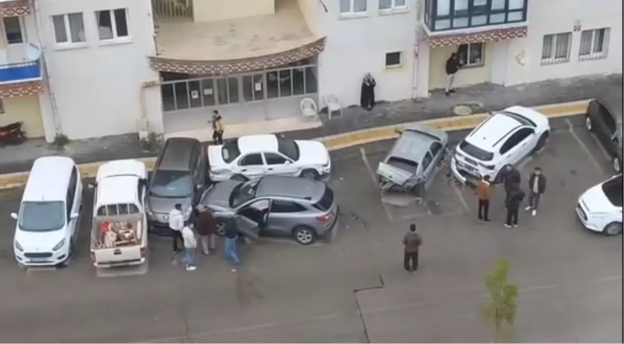 sivasta yagmurlu havada kontrolu kaybeden arac park halindeki 5 araca carpti gjTVaMIb.jpg