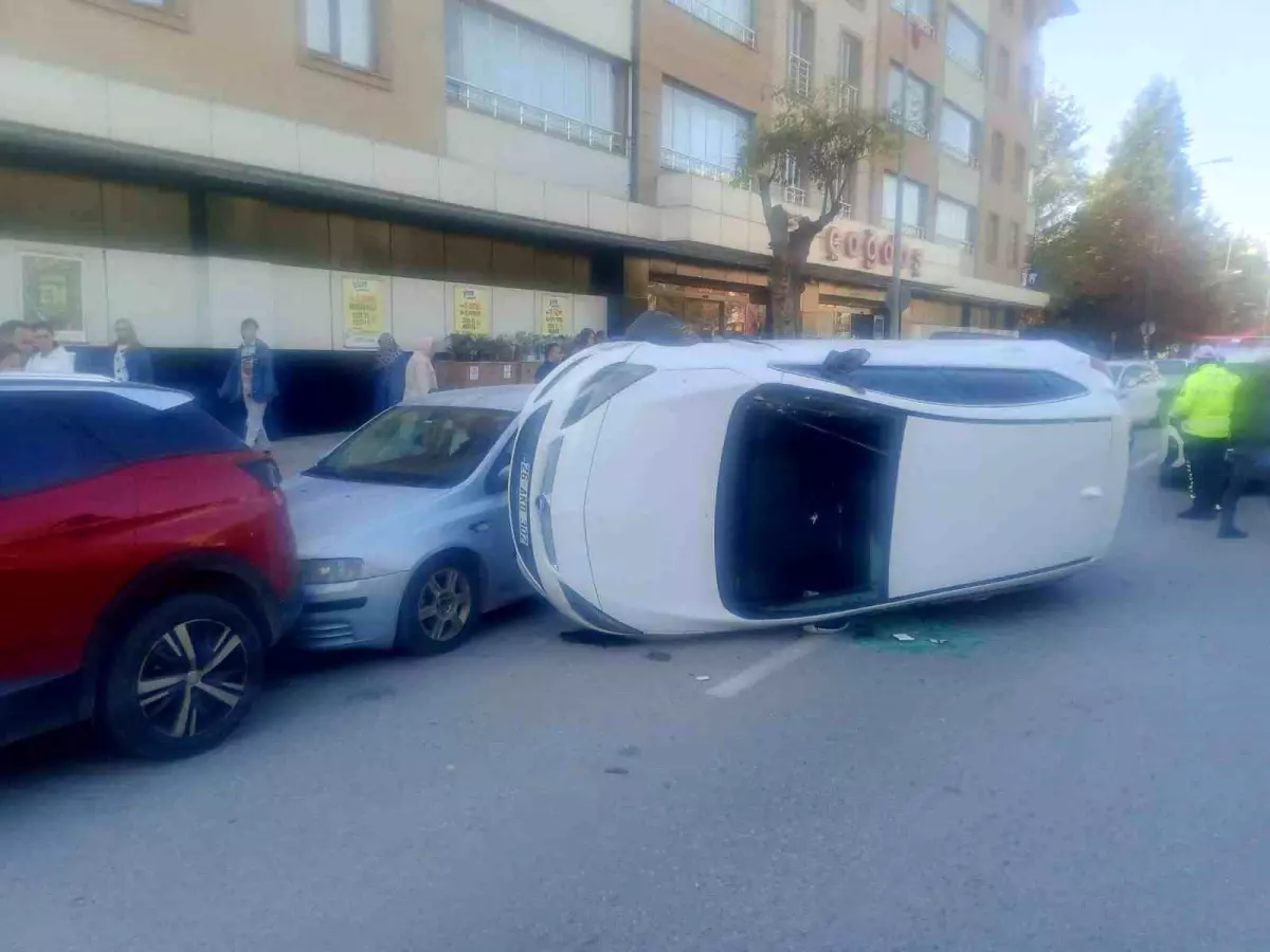 eskisehirde kontrolden cikan otomobil park halindeki araclara carpti 1 yarali zi9kJaeG.jpg