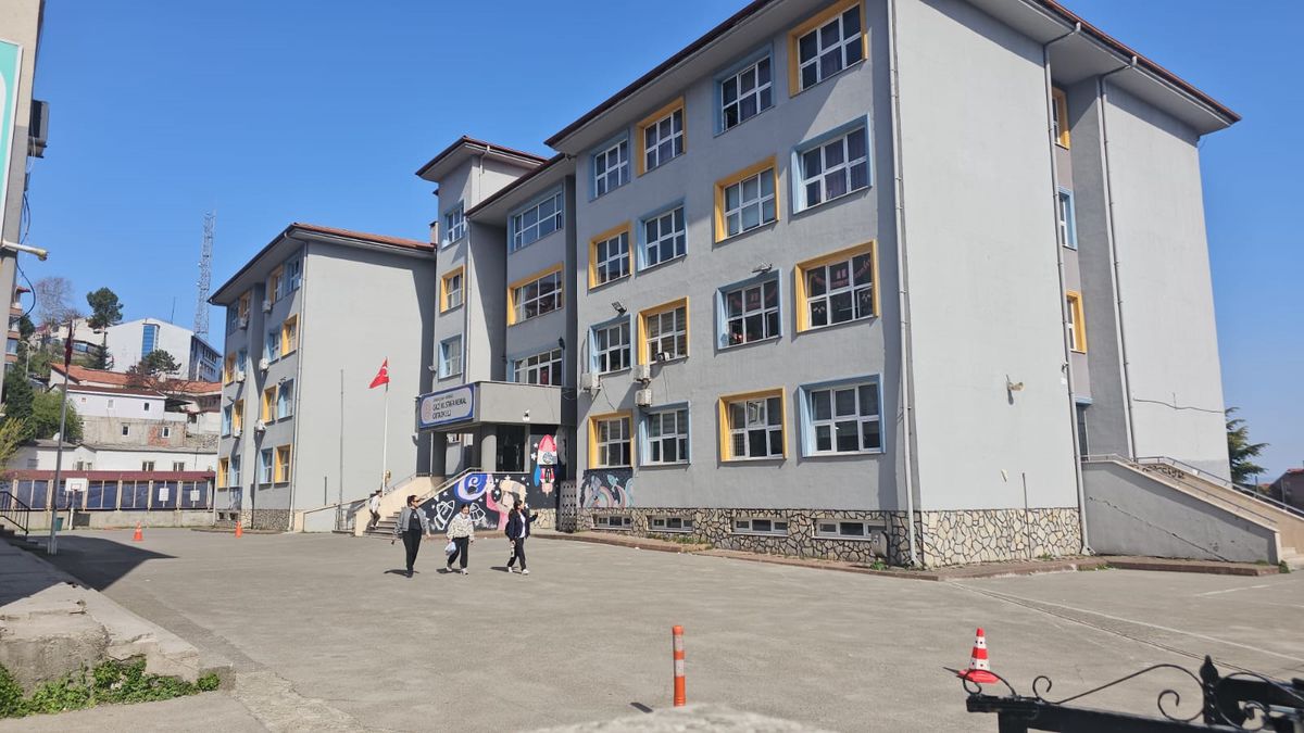 Menenjit Şüphesiyle Hastaneye Yatırılan 14 Yaşındaki Çağla Hayatını Kaybetti