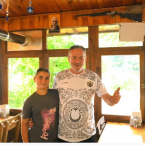 Restorana yuva yaptılar, müşterilerin ilgisini çektiler