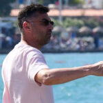 Burak yilmaz tek basina yemekte cHCgkIan