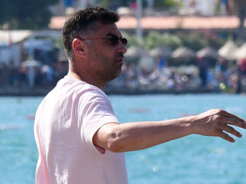 Burak yilmaz tek basina yemekte cHCgkIan