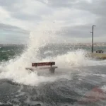 Istanbulda yuksek dalga alarmi 3 ilcede denize girmek yasaklandi YTGEdvTq