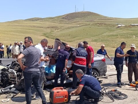 Kaza sonrasi arac hurda yiginina dondu 2 olu 1 yarali mTAfNfjn