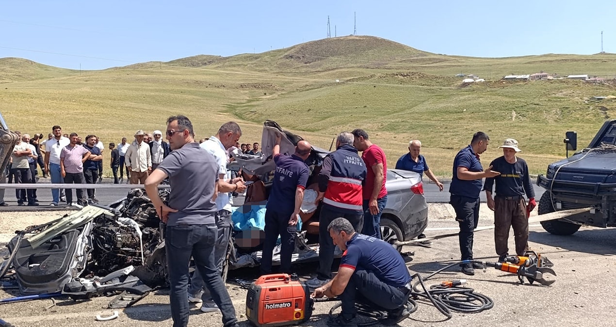 Kaza sonrasi arac hurda yiginina dondu 2 olu 1 yarali mTAfNfjn